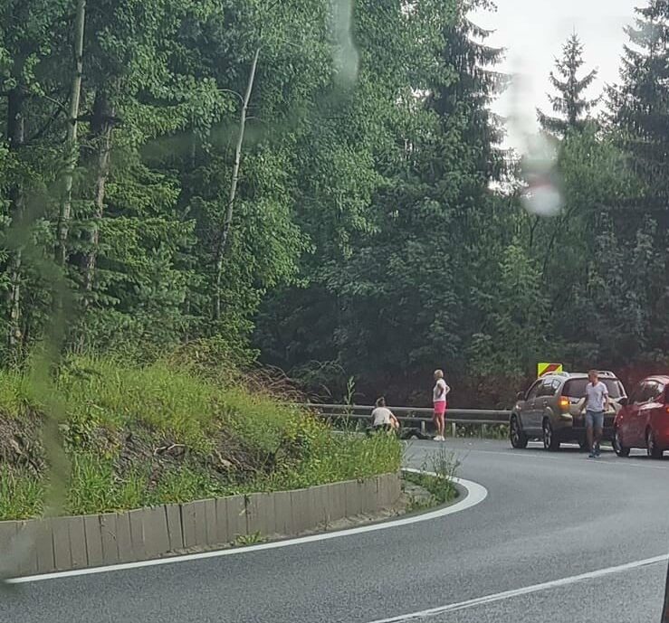 Vážna nehoda motorkára. Pomáhajú mu ostatní vodiči