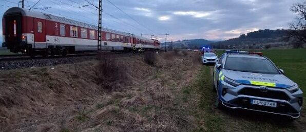 Tragická zrážka. Pred prichádzajúci vlak si ľahla osoba na koľajnice