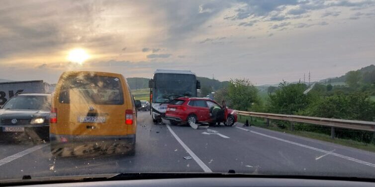 AKTUÁLNE: Zrazil sa autobus s autom! Vyslali všetky záchranné zložky ZVOLEN