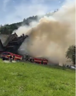 VIDEO: Kysucký hotel Marlene v plameňoch. Zasahujú desiatky hasičov OŠČADNICA