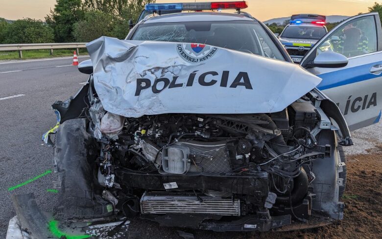 Starší vodič vpálil do policajného auta a zranil policajtov TURANY