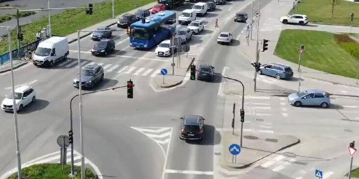 VIDEO: Polícia využíva dron na monitorovanie dopravy a riadi ho v kritických časoch ČADCA