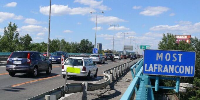 Muž mal skočiť pod električku, odkráčať a znova skočiť z mosta BRATISLAVA