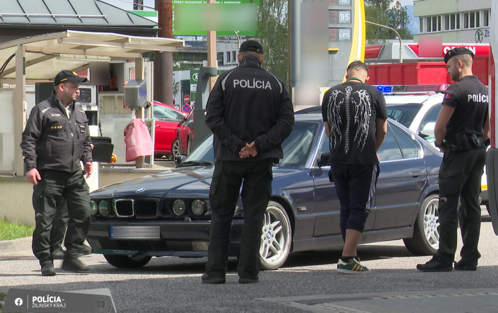 Policajti museli strieľať na mladíka, ktorý pred nimi unikal. Dokonca nabúral do auta s deťmi ŽILINA