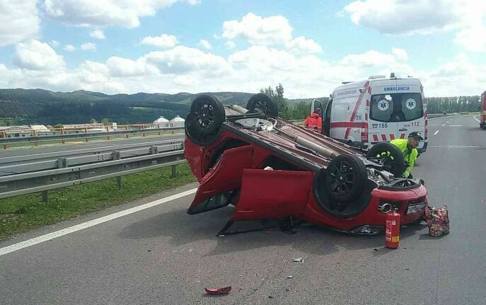 Opitý vodič nezvládol riadenie, s autom sa prevrátil na strechu BUŠOVCE