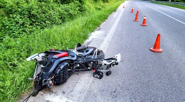 Čelná zrážka s autom si vyžiadala život mladého motorkára