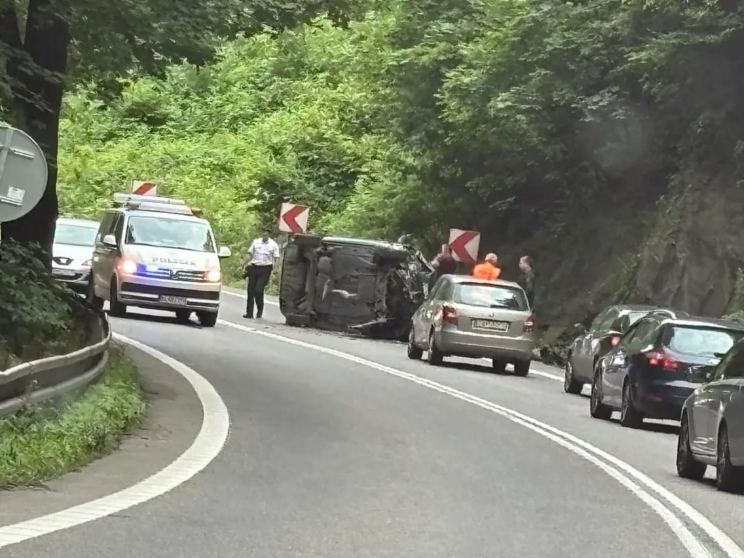 AKTUÁLNE: Pod Strečnom sa prevrátilo auto