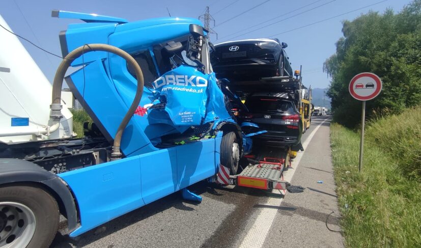 Nehoda štyroch kamiónov a dodávky. Upchatá cesta pri Strečne