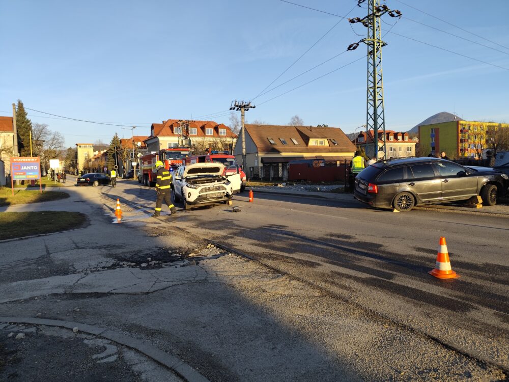 Nehoda na Kysuciach zablokovala premávku. V aute sedelo malé dievčatko KYSUCKÉ NOVÉ MESTO